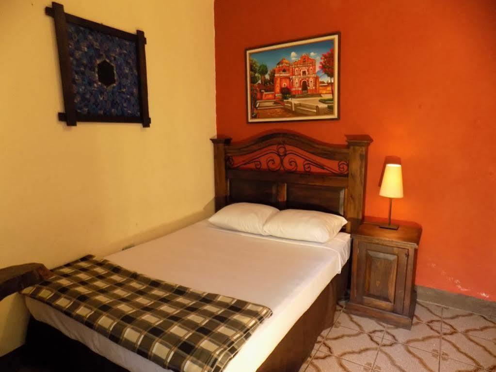 Posada De San Carlos La Calzada Антигуа-Гватемала Экстерьер фото