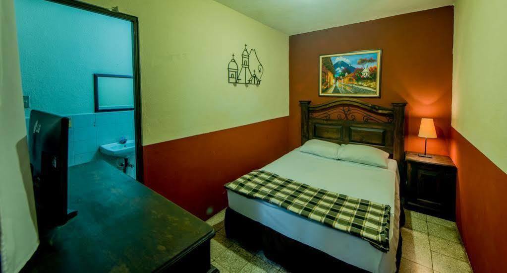 Posada De San Carlos La Calzada Антигуа-Гватемала Экстерьер фото