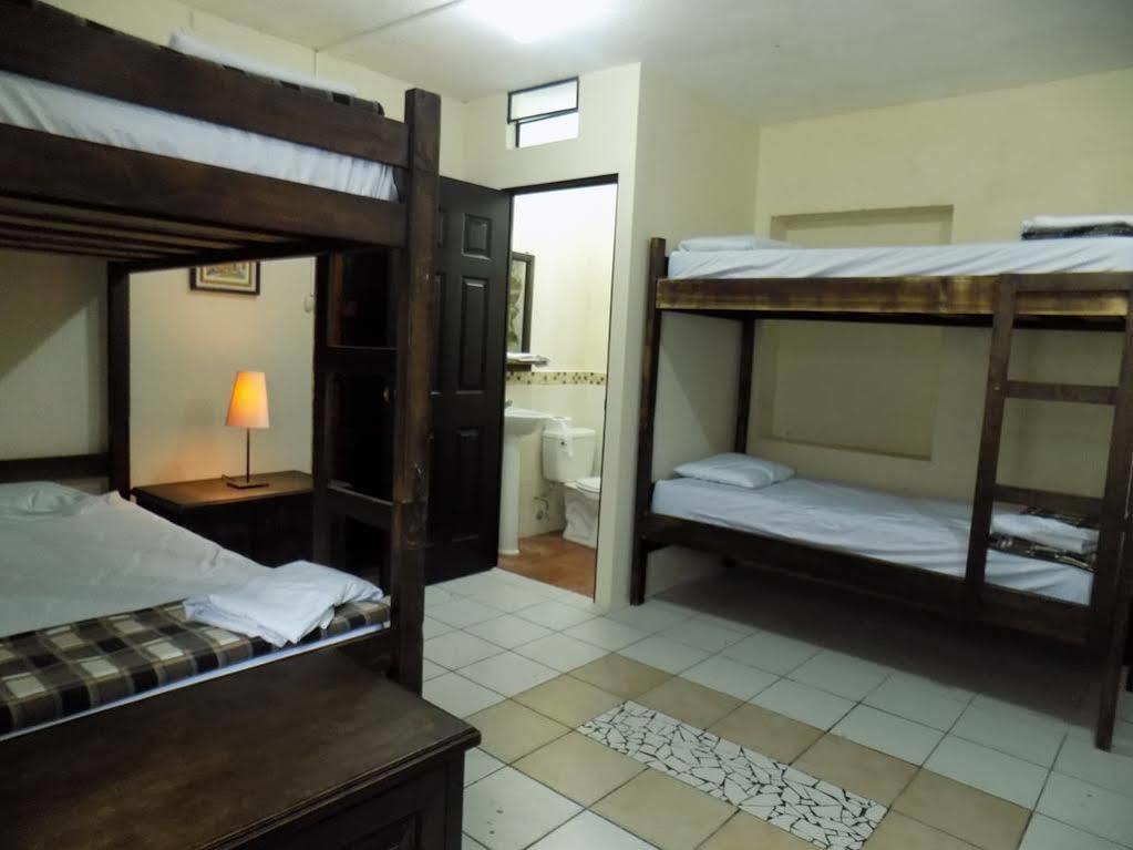 Posada De San Carlos La Calzada Антигуа-Гватемала Экстерьер фото